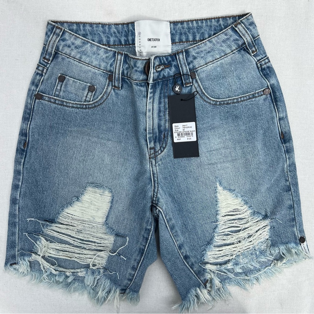 ONETEASPOON denim shorts
Stevie’s Long Boyfriend shorts
Size 22
Color Hendrixe